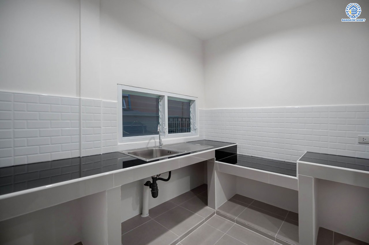 บ้านมือสองตกแต่งใหม่ แบรนด์ LH โครงการ ชัยพฤกษ์ วัดลาดปลาดุก หลังมุม ตอบโจทย์ทุกการอยู่อาศัย เนื้อที่ 64.5 ตร.ว. พื้นที่ใช้สอยมากถึง 172.06 ตร.ม. ฟังก์ชัน 3 ห้องนอน 3 ห้องน้ำ จอดรถได้ 2 คัน บนทำเลดีที่สุด! ใกล้เซ็นทรัลเวสต์เกต ทางด่วน "กาญจนาภิเษก" และรถไฟฟ้าสายสีม่วง "สถานีคลองบางไผ่"